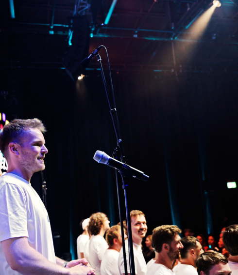 Bengelsstimmen um Mitgründer Jesse Früchtenicht-Gjoni (vorm Mikro)