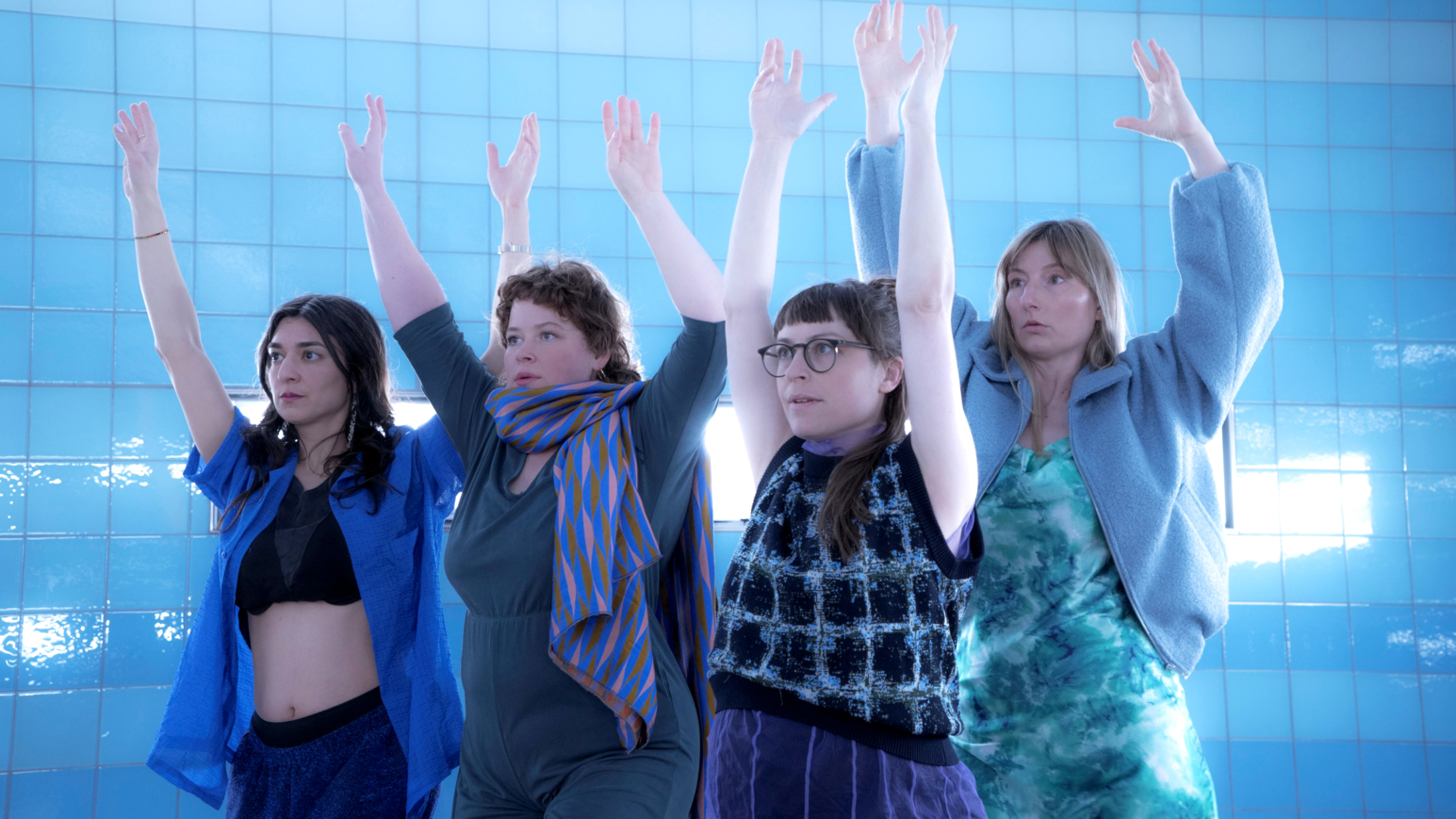 Feiert mit „Liquid Bodies“ die Utopie einer aquatischen Gemeinschaft: die Glitch AG mit Eva-Maria Glitsch (r.)