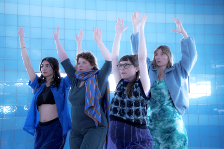 Feiert mit „Liquid Bodies“ die Utopie einer aquatischen Gemeinschaft: die Glitch AG mit Eva-Maria Glitsch (r.)