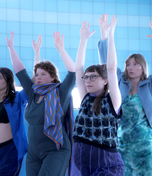 Feiert mit „Liquid Bodies“ die Utopie einer aquatischen Gemeinschaft: die Glitch AG mit Eva-Maria Glitsch (r.)