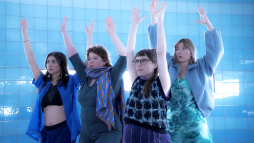 Feiert mit „Liquid Bodies“ die Utopie einer aquatischen Gemeinschaft: die Glitch AG mit Eva-Maria Glitsch (r.)