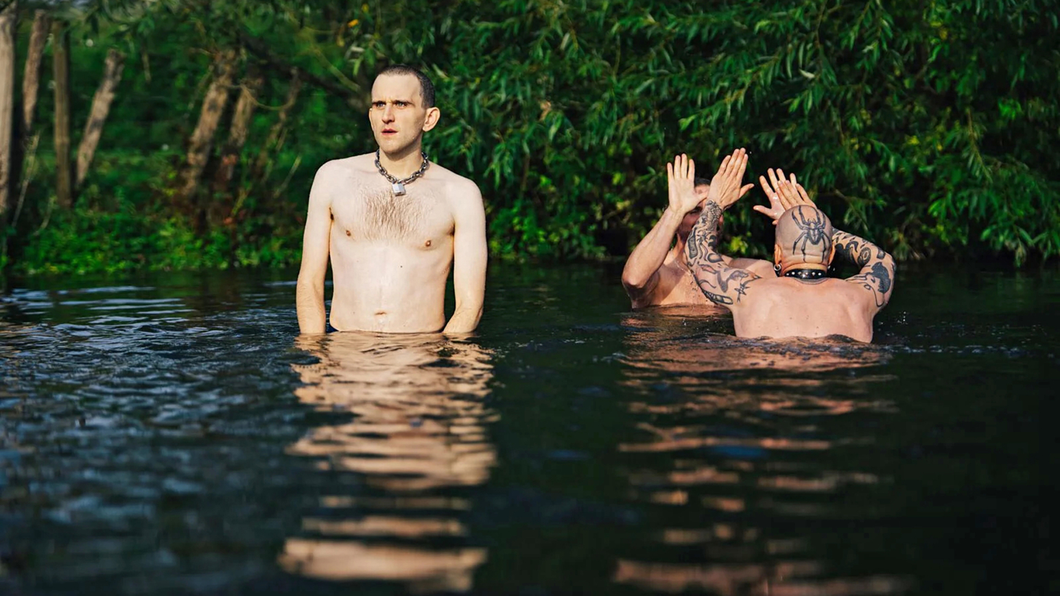 Bis zum Hals steht ihm das Wasser noch nicht: Harry Melling in „Pillion“