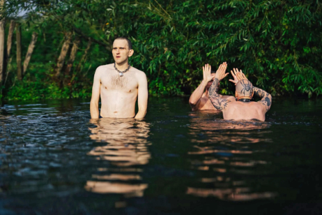 Bis zum Hals steht ihm das Wasser noch nicht: Harry Melling in „Pillion“
