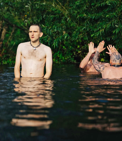 Bis zum Hals steht ihm das Wasser noch nicht: Harry Melling in „Pillion“