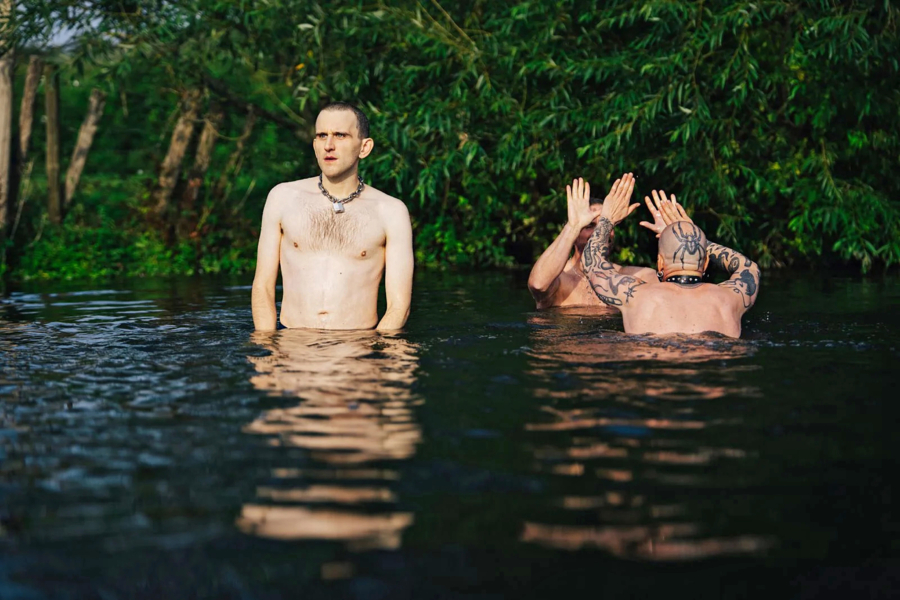 Bis zum Hals steht ihm das Wasser noch nicht: Harry Melling in „Pillion“