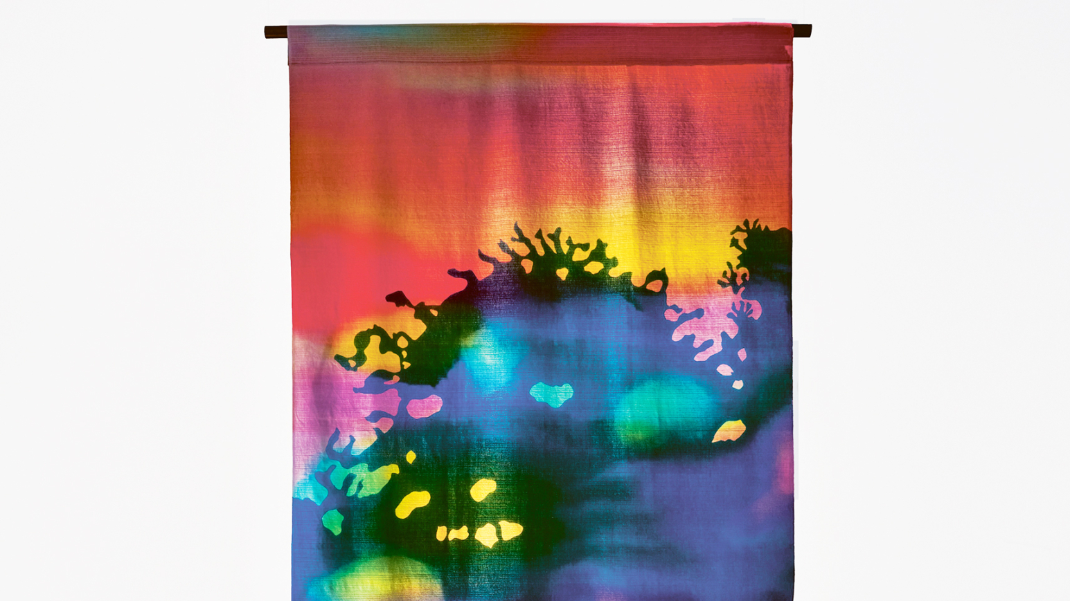 Eine Stoffbahn wie ein buntes Portal in eine fantastische Welt: Ulla von Brandenburgs „Kakémono VII“, 2024–2025 courtesy of the artist and Art : Concept, Paris; Galerie Meyer Riegger, Berlin/Karlsruhe; Pilar Corrias Gallery, London; Produzentengalerie Hamburg
© VG Bild-Kunst, Bonn 2026