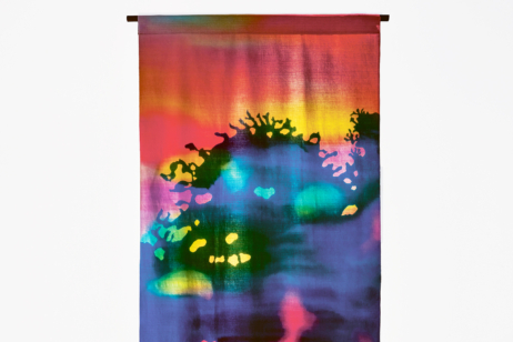 Eine Stoffbahn wie ein buntes Portal in eine fantastische Welt: Ulla von Brandenburgs „Kakémono VII“, 2024–2025 courtesy of the artist and Art : Concept, Paris; Galerie Meyer Riegger, Berlin/Karlsruhe; Pilar Corrias Gallery, London; Produzentengalerie Hamburg
© VG Bild-Kunst, Bonn 2026