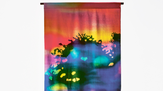 Eine Stoffbahn wie ein buntes Portal in eine fantastische Welt: Ulla von Brandenburgs „Kakémono VII“, 2024–2025 courtesy of the artist and Art : Concept, Paris; Galerie Meyer Riegger, Berlin/Karlsruhe; Pilar Corrias Gallery, London; Produzentengalerie Hamburg
© VG Bild-Kunst, Bonn 2026