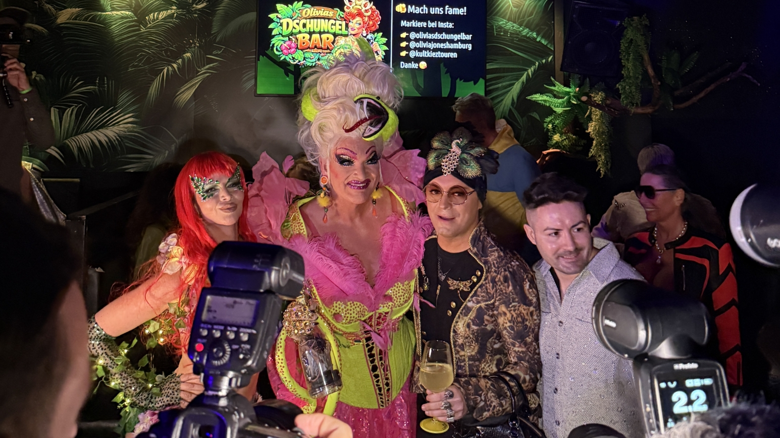 Unter anderem Micaela Schäfer, Julian F.M. Stöckel und Menderez feierten zusammen mit Olivia Jones die Eröffnung ihrer neuen Bar