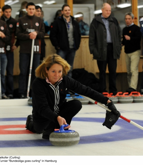 Sabine Belkofer-Kröhnert hat an Welt-  und Europameisterschaften teilgenommen, holte Platz 5 bei den Olympischen Winterspielen 2002 in Salt Lake City (USA) und ist seit 2022 Präsidentin des Curling Club Hamburgs