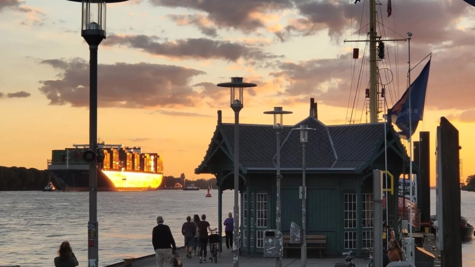 Container, Elbe, Möwen: Wer eine besondere Eventlocation in Hamburg sucht, ist im Övelgönne Döns genau richtig / ©Museumshafen Övelgönne