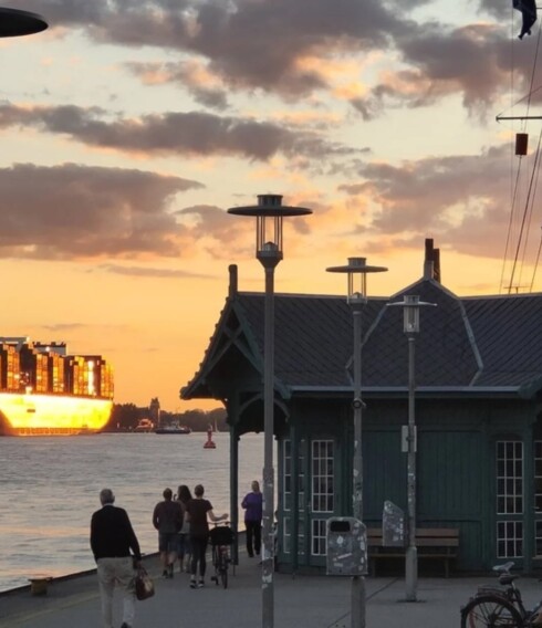 Container, Elbe, Möwen: Wer eine besondere Eventlocation in Hamburg sucht, ist im Övelgönne Döns genau richtig / ©Museumshafen Övelgönne