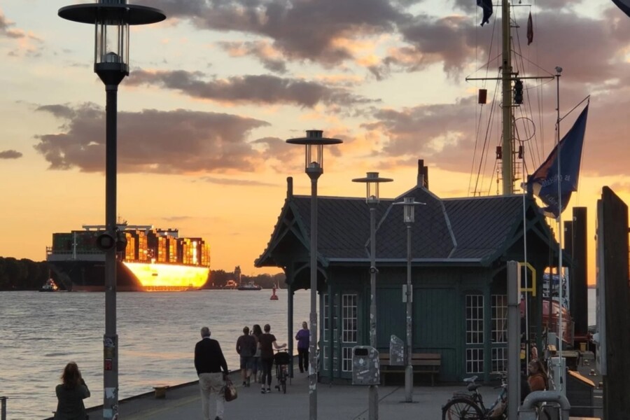 Container, Elbe, Möwen: Wer eine besondere Eventlocation in Hamburg sucht, ist im Övelgönne Döns genau richtig / ©Museumshafen Övelgönne