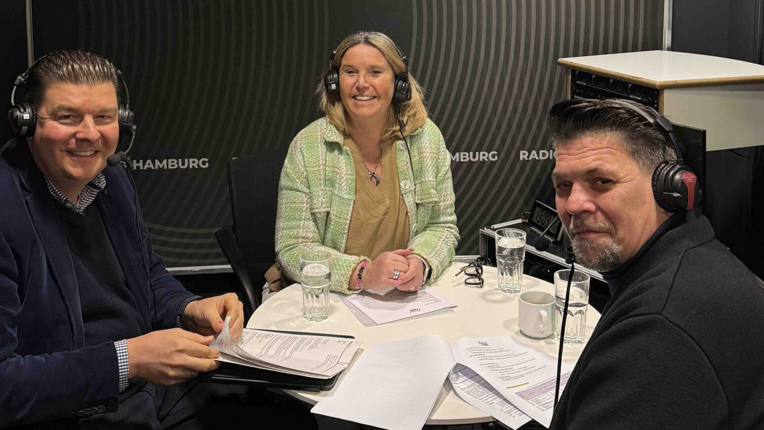 Finanzsenator Dr. Andreas Dressel  spricht im Podcast mit Tanya Kumst und Tim Mälzer / ©Genuss-Guide