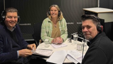 Finanzsenator Dr. Andreas Dressel  spricht im Podcast mit Tanya Kumst und Tim Mälzer / ©Genuss-Guide