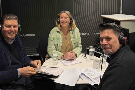 Finanzsenator Dr. Andreas Dressel  spricht im Podcast mit Tanya Kumst und Tim Mälzer / ©Genuss-Guide