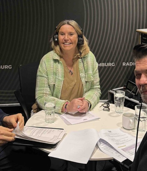 Finanzsenator Dr. Andreas Dressel spricht im Podcast mit Tanya Kumst und Tim Mälzer / ©Genuss-Guide