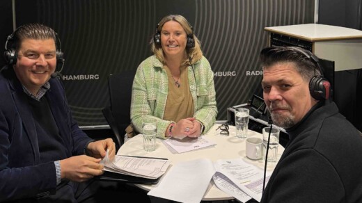 Finanzsenator Dr. Andreas Dressel  spricht im Podcast mit Tanya Kumst und Tim Mälzer / ©Genuss-Guide