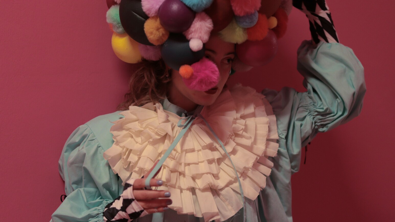 Eine Person im Kostüm