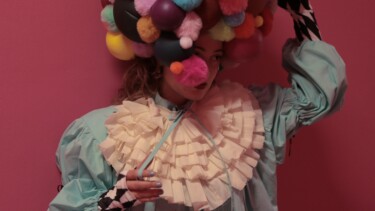 Eine Person im Kostüm