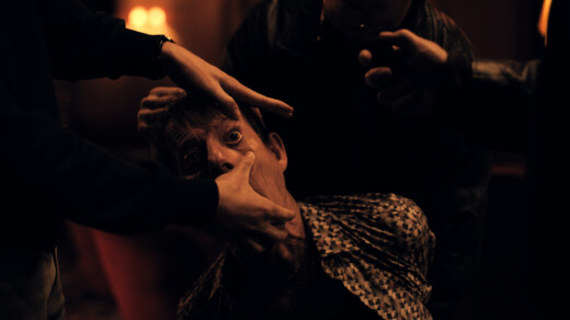 Filmausschnitt vom Film "Der Tod wird kommen", wo eine nicht sichtbare Person einer anderen Person das Auge auf hält