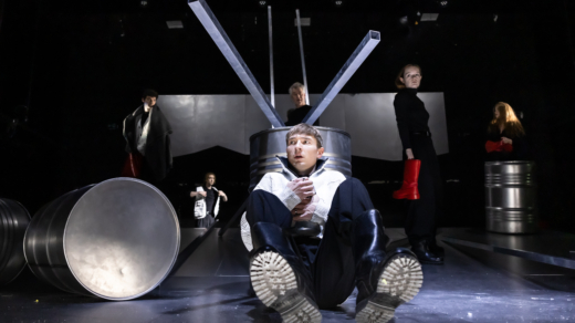 Den Panzer im Rücken: Überläufer Walter Proska (Markus Feustel) Foto: Bo Lahola