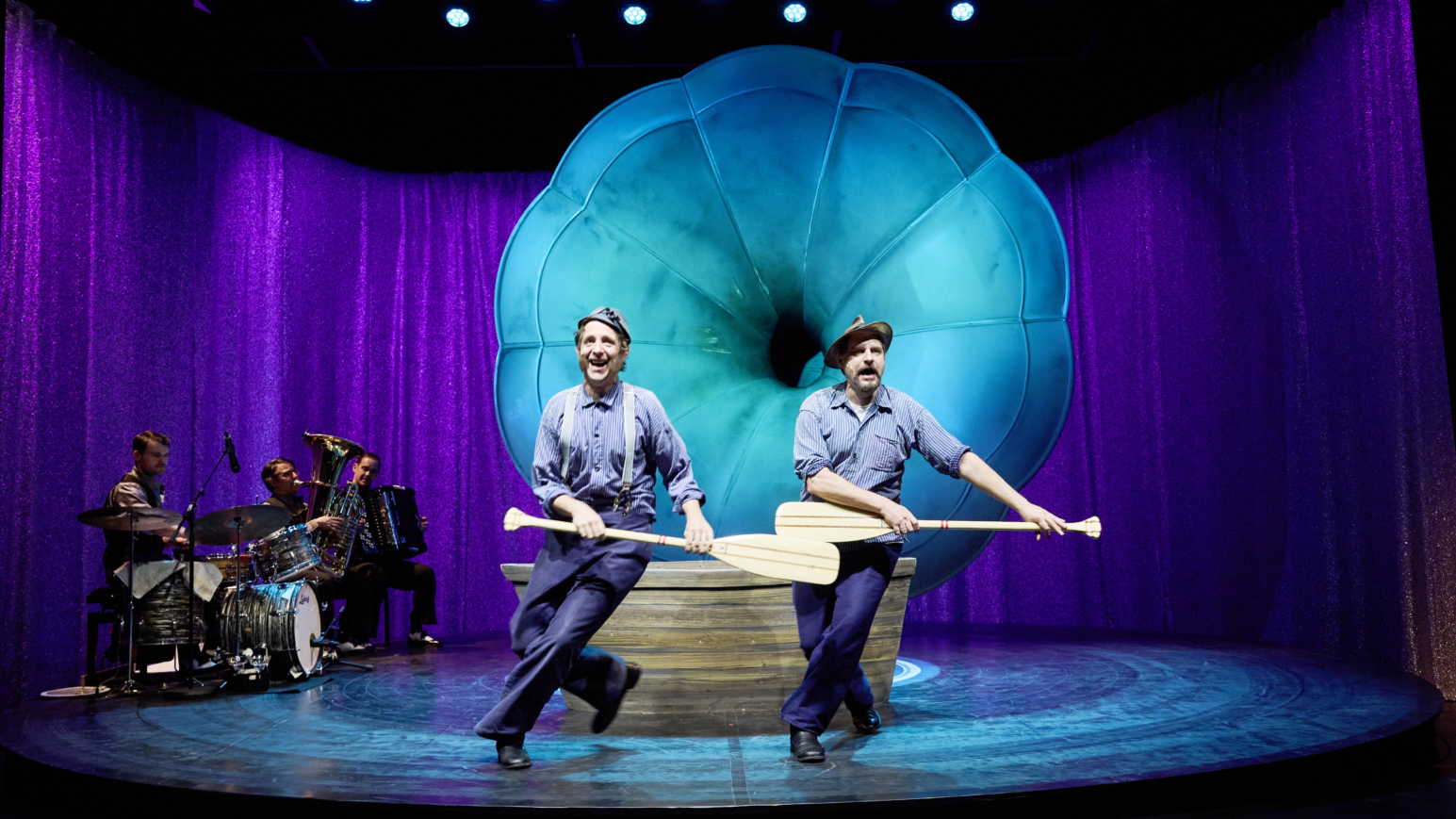 In der Nazi-Zeit mussten sie das Ruder abgeben: Jannik Nowak (l.) und Stephan Möller-Titel als Gebrüder Wolf 