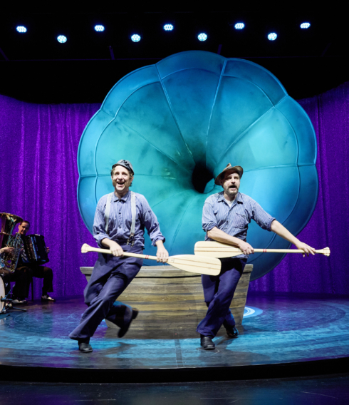 In der Nazi-Zeit mussten sie das Ruder abgeben: Jannik Nowak (l.) und Stephan Möller-Titel als Gebrüder Wolf 