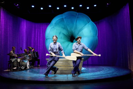 In der Nazi-Zeit mussten sie das Ruder abgeben: Jannik Nowak (l.) und Stephan Möller-Titel als Gebrüder Wolf Foto: Oliver Fantitsch