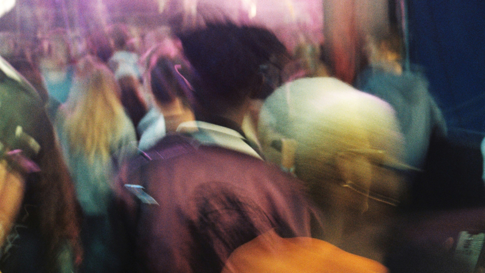 Feiernde Menschen im Nachtleben