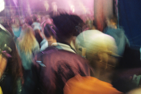 Feiernde Menschen im Nachtleben 