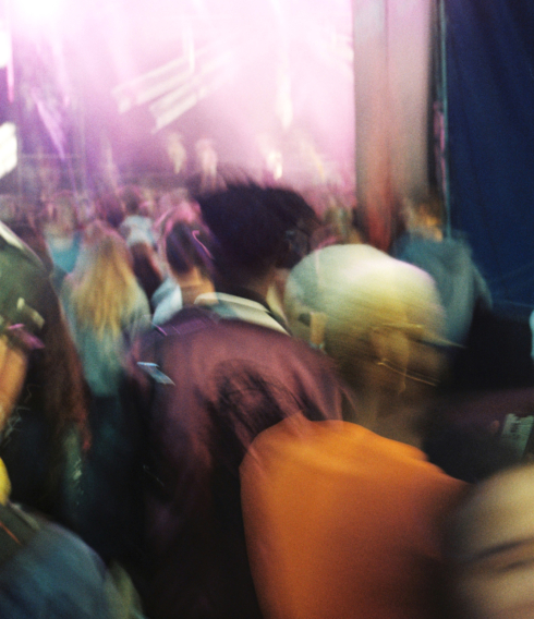 Feiernde Menschen im Nachtleben 