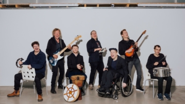 Die Bandmitglieder der inklusiven Band „Bitte Lächeln!“ aus Hamburg. V. l. n. r.: Phillip Mohr, Mirko Frank, Dominik Dober, Vincent Bunk, Lukas Johannsen, Daniel Kröger und Florian Blumenhagen  