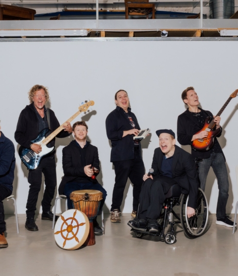 Die Bandmitglieder der inklusiven Band „Bitte Lächeln!“ aus Hamburg. V. l. n. r.: Phillip Mohr, Mirko Frank, Dominik Dober, Vincent Bunk, Lukas Johannsen, Daniel Kröger und Florian Blumenhagen  
