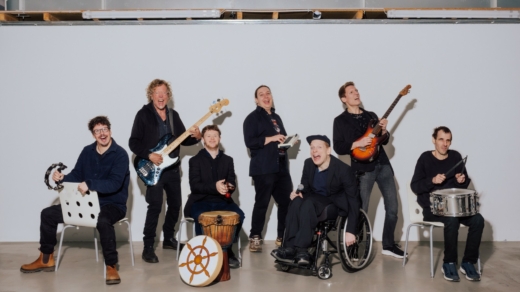 Die Bandmitglieder der inklusiven Band „Bitte Lächeln!“ aus Hamburg. V. l. n. r.: Phillip Mohr, Mirko Frank, Dominik Dober, Vincent Bunk, Lukas Johannsen, Daniel Kröger und Florian Blumenhagen  