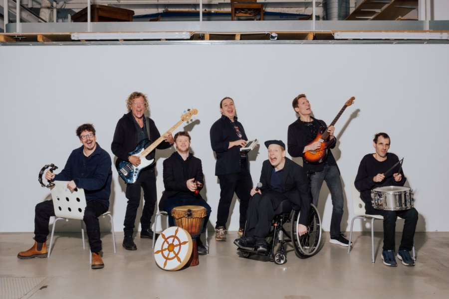 Die Bandmitglieder der inklusiven Band „Bitte Lächeln!“ aus Hamburg. V. l. n. r.: Phillip Mohr, Mirko Frank, Dominik Dober, Vincent Bunk, Lukas Johannsen, Daniel Kröger und Florian Blumenhagen  