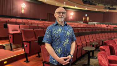 Jacek Gastgeber des Schmidts Theaters