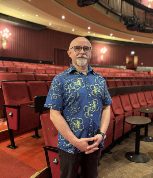 Jacek Gastgeber des Schmidts Theaters