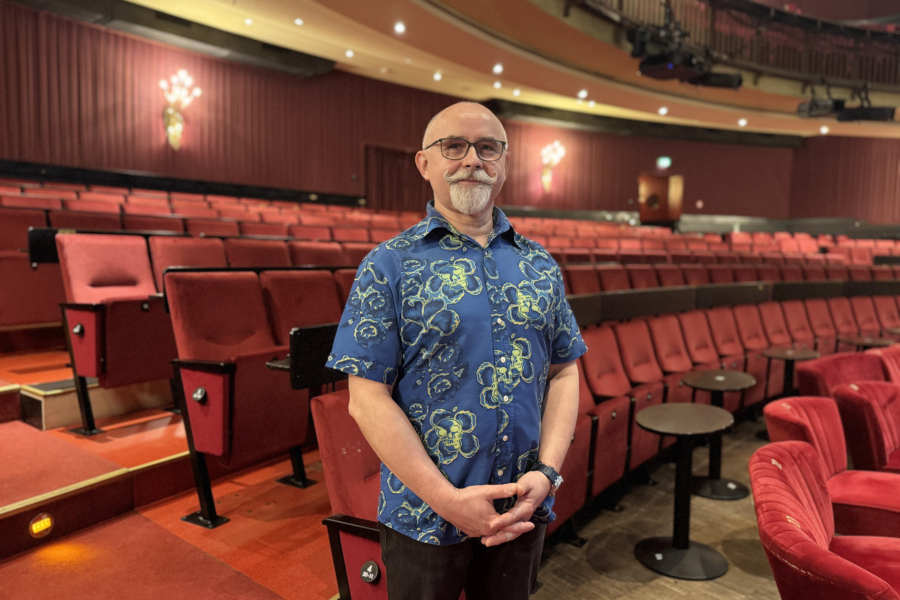 Jacek Gastgeber des Schmidts Theaters