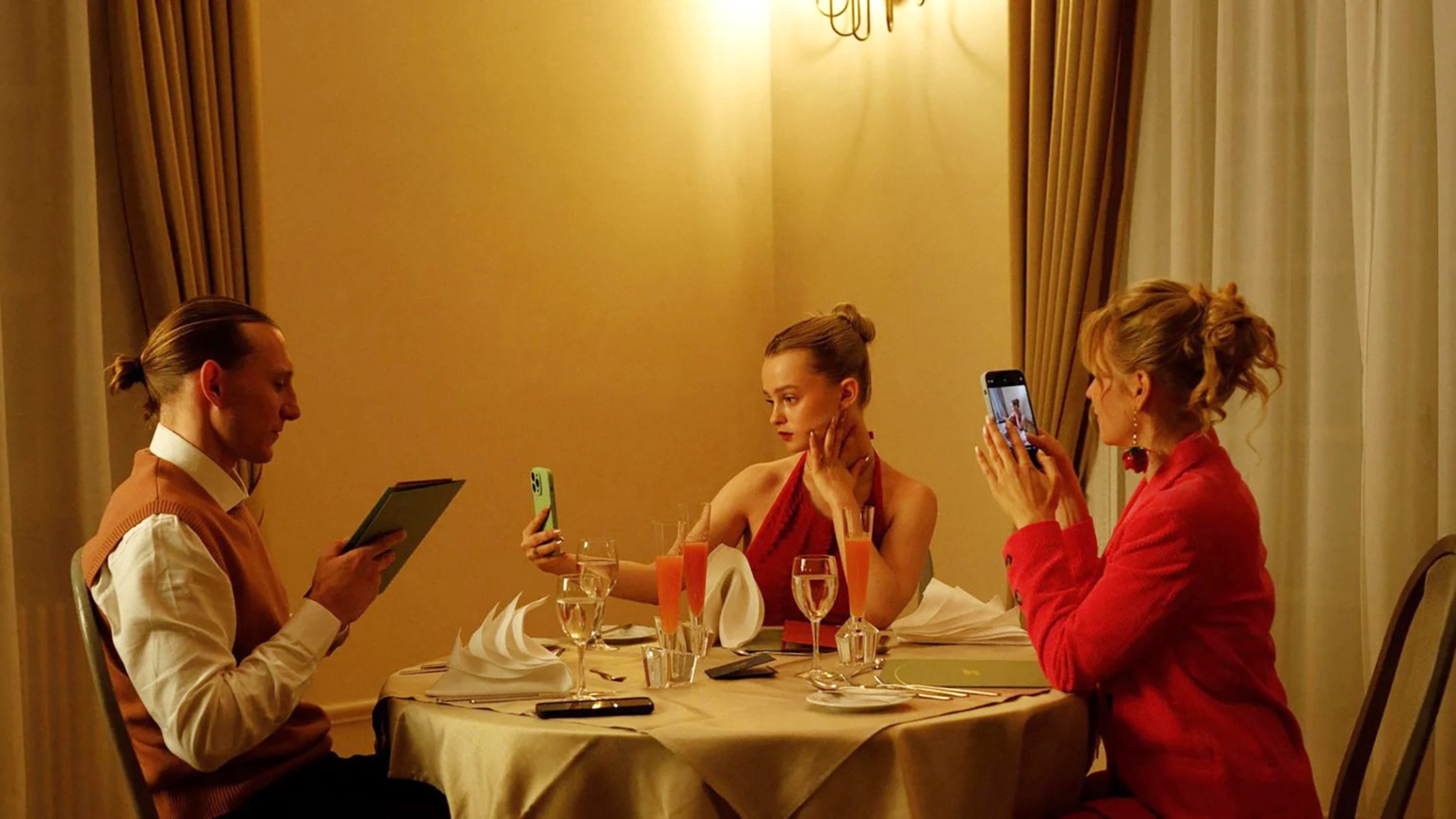 Aus dem Film: Albtraum Familie. Wenn alle am Tisch sitzen, aber niemand da ist