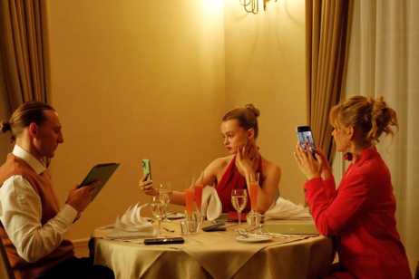 Aus dem Film: Albtraum Familie. Wenn alle am Tisch sitzen, aber niemand da ist