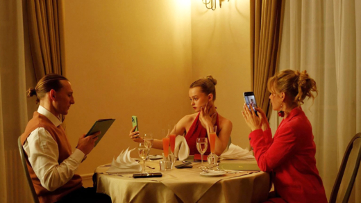 Aus dem Film: Albtraum Familie. Wenn alle am Tisch sitzen, aber niemand da ist