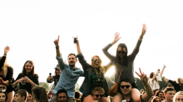 Endlich wieder tagsüber Raven, Sonnenschein und Daydrinking – ab Mai geht’s los