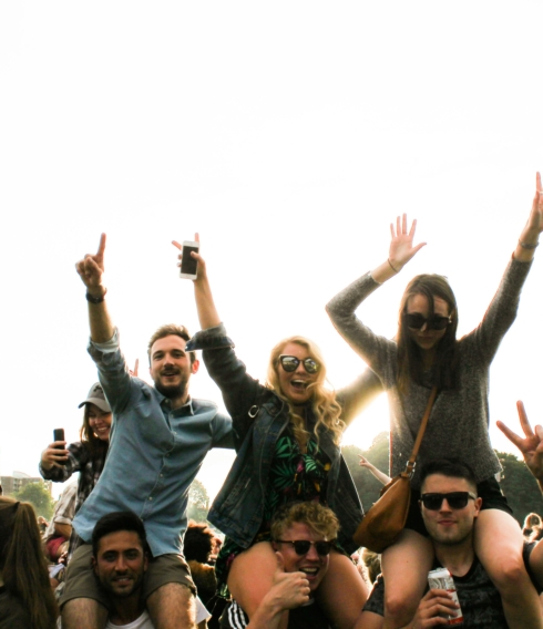 Endlich wieder tagsüber Raven, Sonnenschein und Daydrinking – ab Mai geht’s los