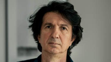 Yüksel Yavuz kam in den 1980er-jahren mit 16 nach Hamburg. Im Jahr 2003 veröffentlichte er seinen Film „Kleine Freiheit“ 