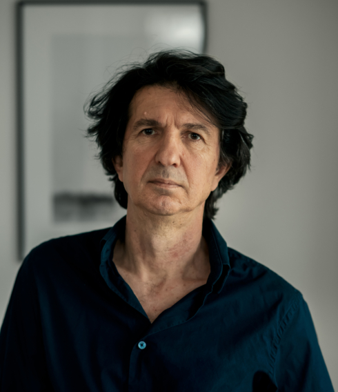 Yüksel Yavuz kam in den 1980er-jahren mit 16 nach Hamburg. Im Jahr 2003 veröffentlichte er seinen Film „Kleine Freiheit“ 