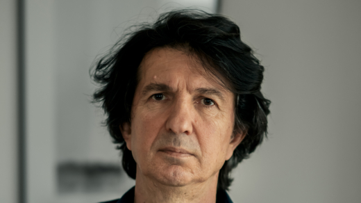 Yüksel Yavuz kam in den 1980er-jahren mit 16 nach Hamburg. Im Jahr 2003 veröffentlichte er seinen Film „Kleine Freiheit“ 