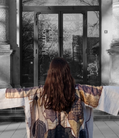 Sara Sallam (* 1991), Suturing Wounds, 2026, Selbstporträt in einer handgenähten Tunika aus textilen Faksimiles aus der Sammlung des
Museums für Kunst und Gewerbe Hamburg
