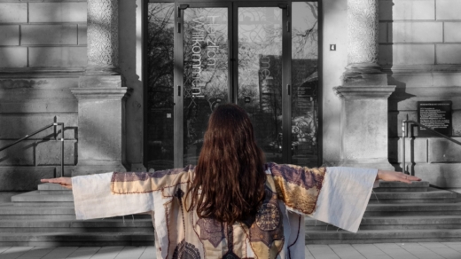 Sara Sallam (* 1991), Suturing Wounds, 2026, Selbstporträt in einer handgenähten Tunika aus textilen Faksimiles aus der Sammlung des
Museums für Kunst und Gewerbe Hamburg