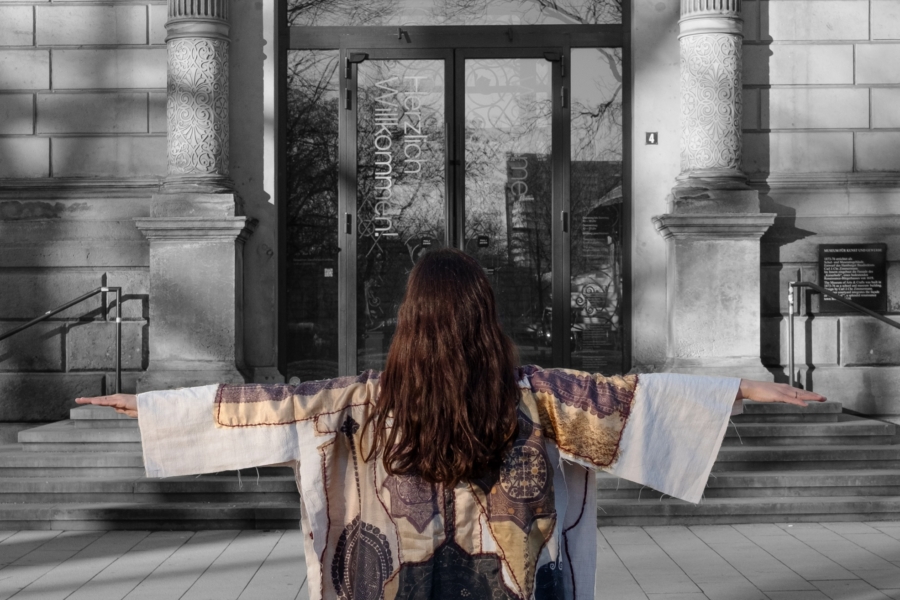 Sara Sallam (* 1991), Suturing Wounds, 2026, Selbstporträt in einer handgenähten Tunika aus textilen Faksimiles aus der Sammlung des
Museums für Kunst und Gewerbe Hamburg